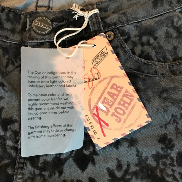 NWT black on gray velour floral detail skinnies. - Picture 5 of 7